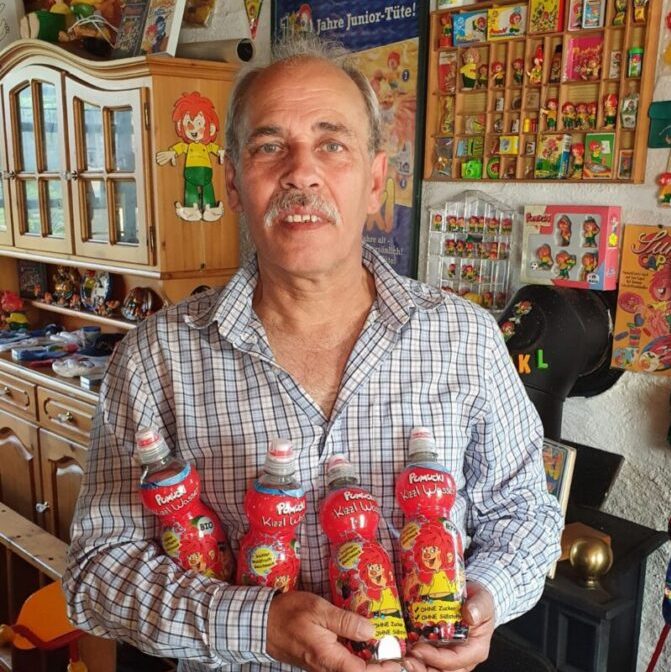 Sven Coorßen im Pumuckl Museum mit 4 Falschen Kizzl Wasser im Arm