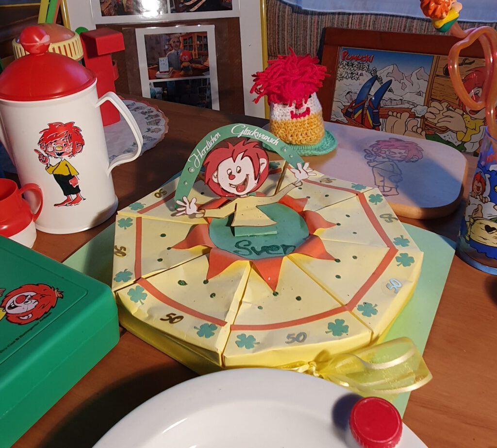 Pumuckl Museum Torte aus Pappe gebastelt