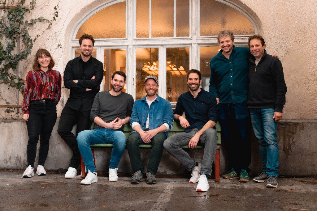 Foto zum Drehstart von "Neue Geschichten vom Pumuckl. Maia Bäckmann (Producerin), Manuel Schlegel, Korbinian Dufter (Produzent & Head Autor), Florian Brückner (Florian Eder), Hauke Bartel, Marcus H. Rosenmüller (Regie), Stefan Biebl (Kamera) (v.l.n.r)