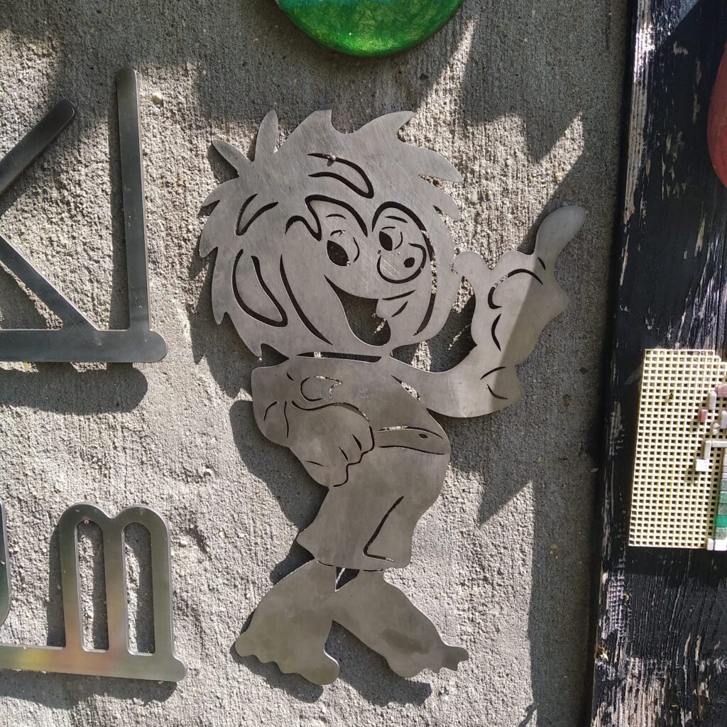 Pumuckl aus Metall hängt an der Außenwand des Pumuckl Museums Uthlede