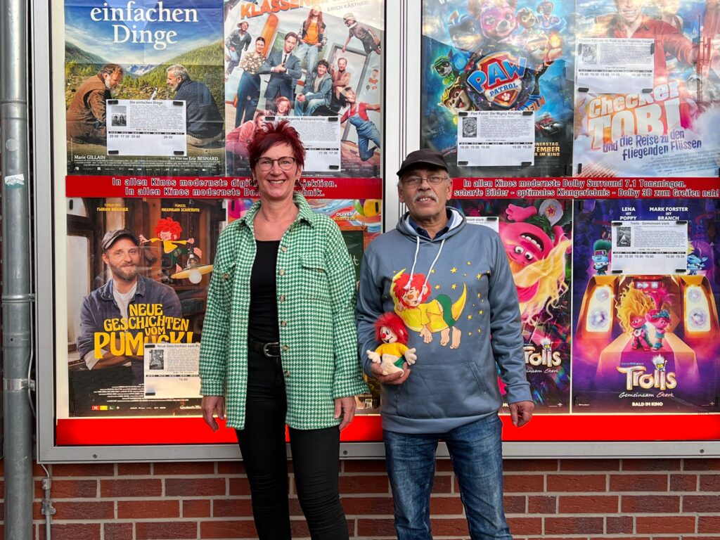 Heike Garbade und Sven Coorßen vor Kinoplakaten beim Filmpalast Schwnaewede.