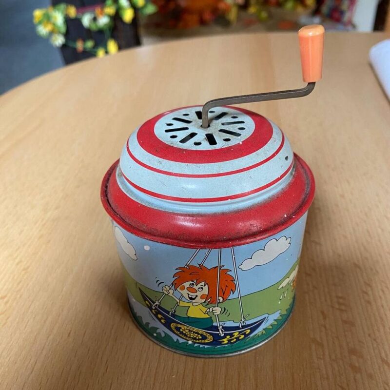 Blechspielzeug Drehorgel Dose Pumuckl auf Schiffschaukel